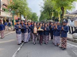 Kirab Hari Jadi DIY di Keraton, Pamong Kalurahan Ngawis Turut Meriahkan dengan Busana Kejawen Yogyak